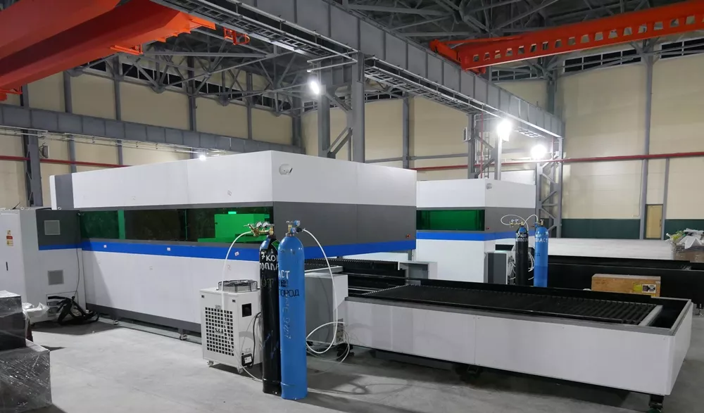 FL-L2060FHE-10000-Raycus Лазерный станок для резки листового металла с кабинетной защитой и сменным столом